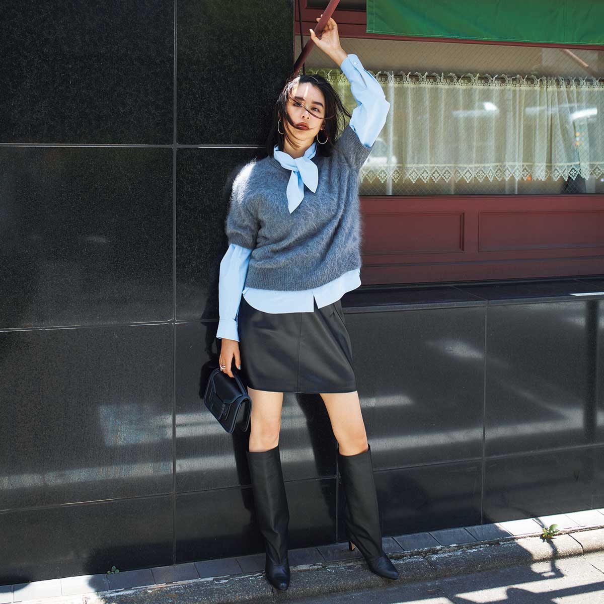 ボウタイシャツにファーニットのレイヤードコーデ