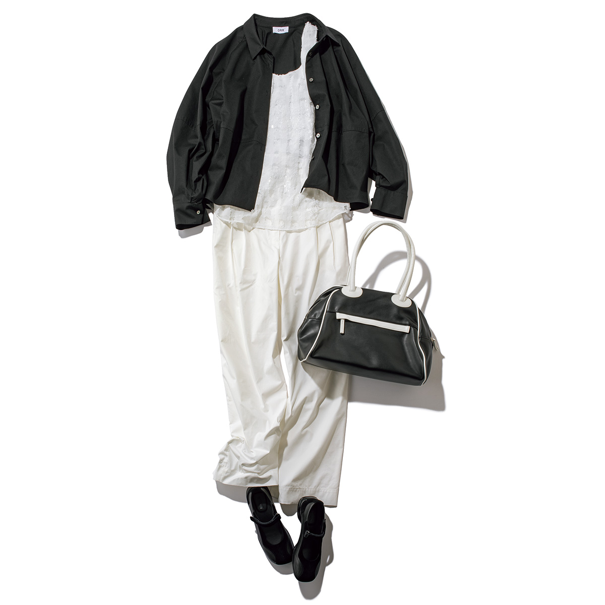 花柄タンクと黒シャツのコーデ