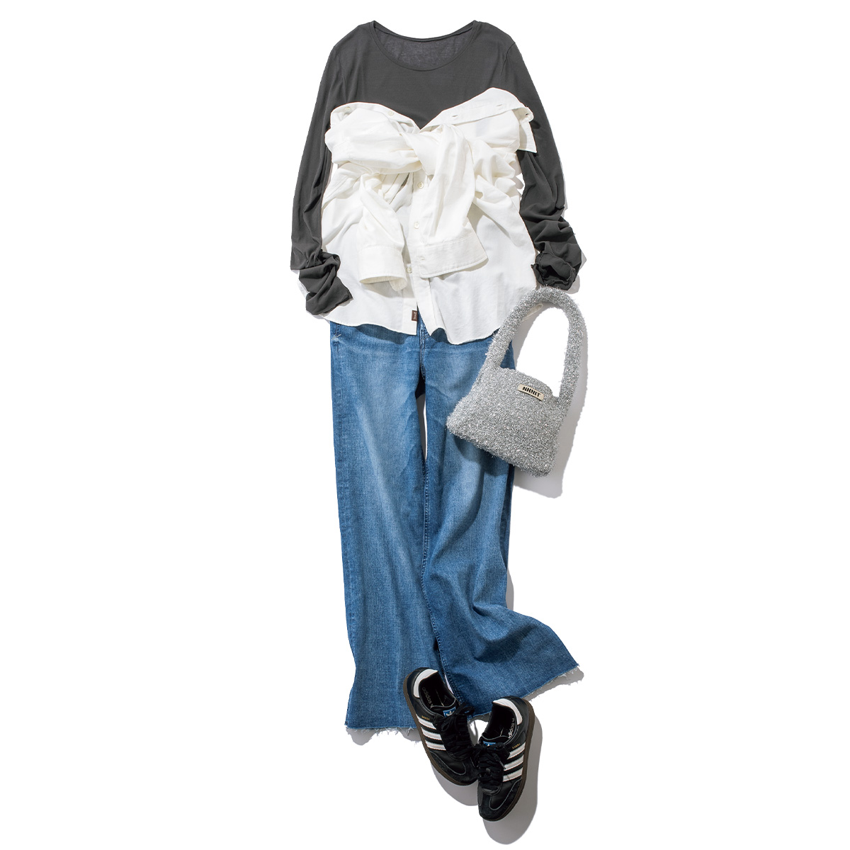 シアーロンTに白シャツのビスチェ風レイヤードとデニムのコーデ