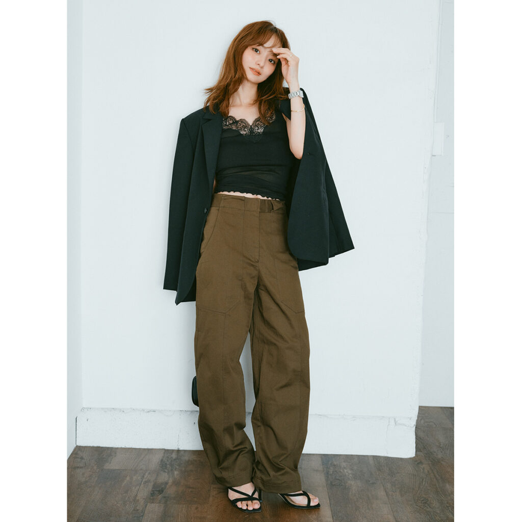 レースキャミとチノパンにジャケットのコーデ