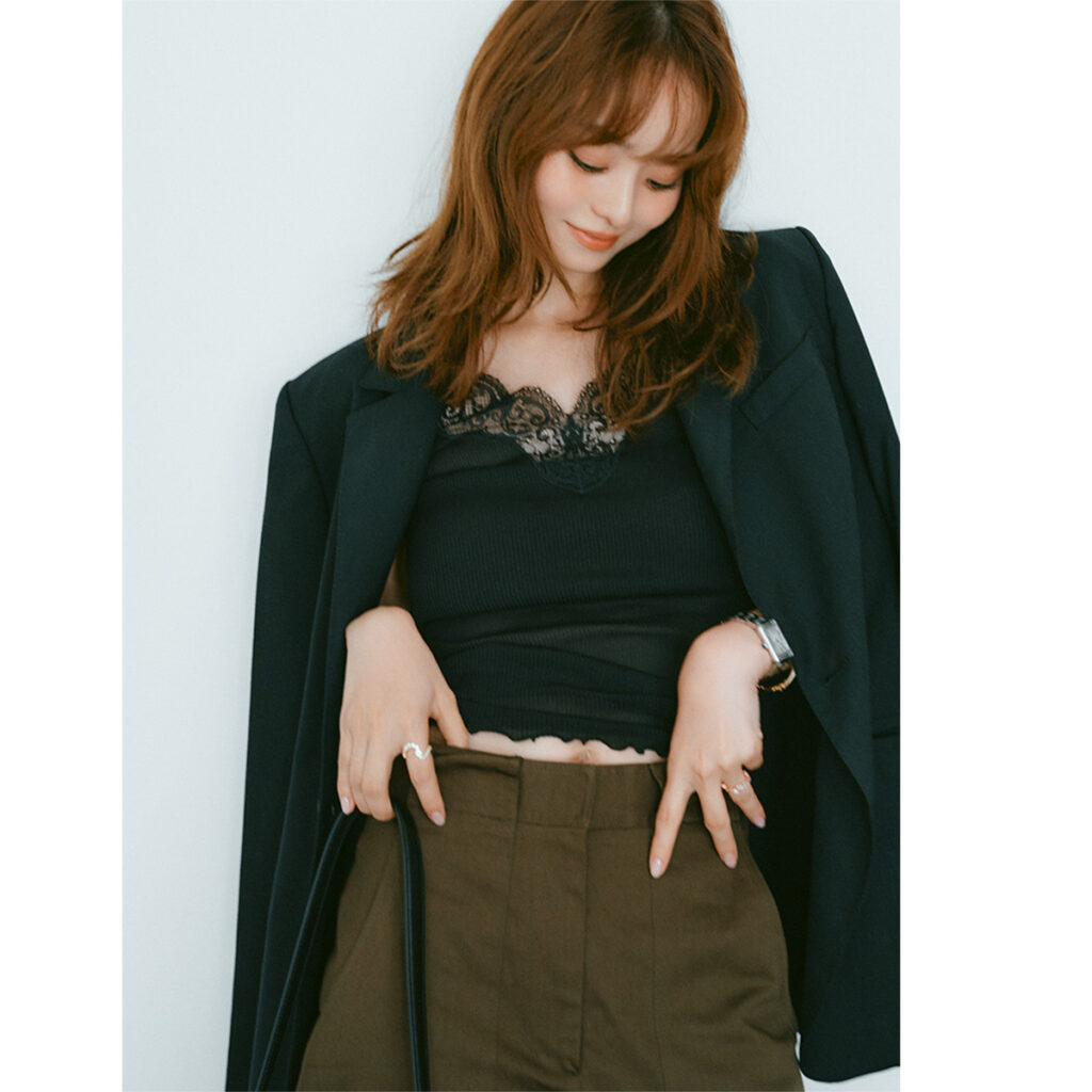 レースキャミとチノパンにジャケットのコーデ