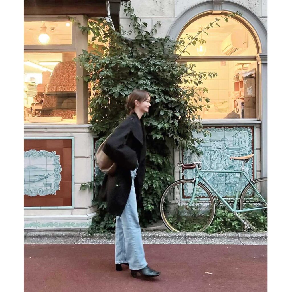 黒コートとデニムのコーデ