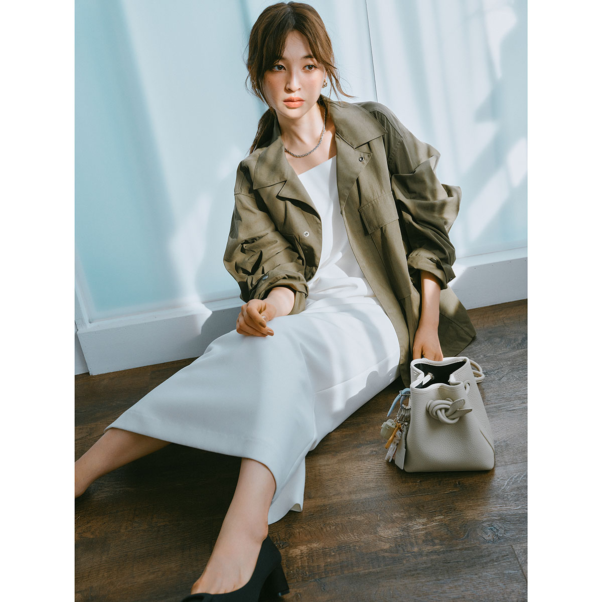 カーキのシャツジャケット