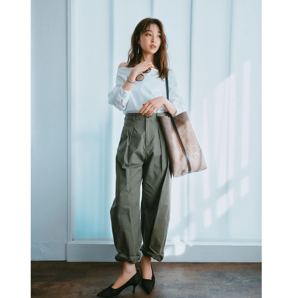 カーキのマニッシュパンツとパンプスのコーデ