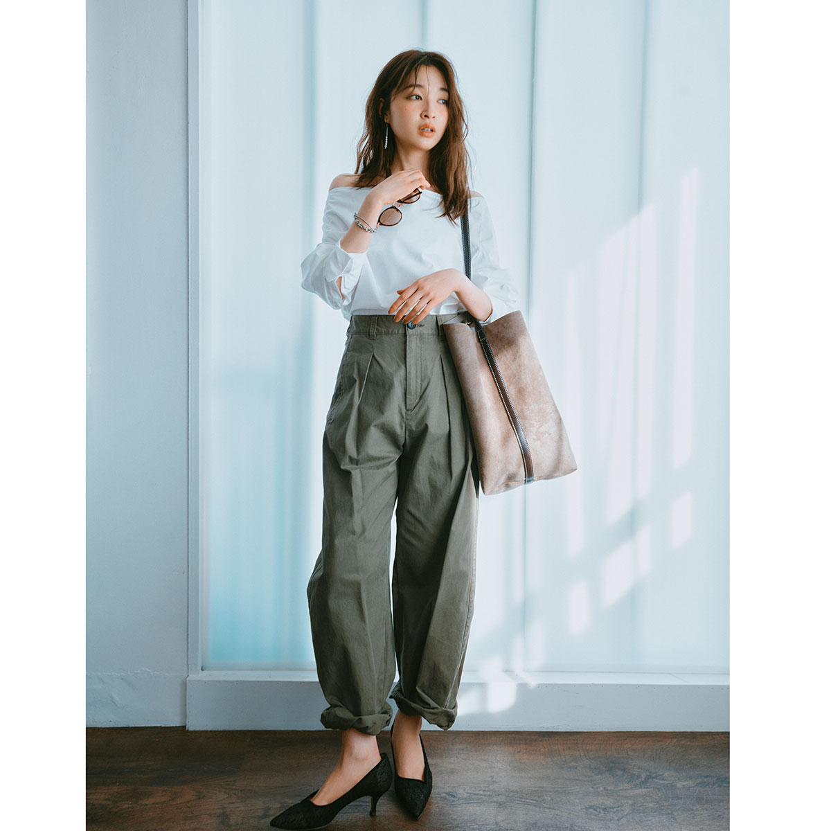 カーキのマニッシュパンツとパンプスのコーデ