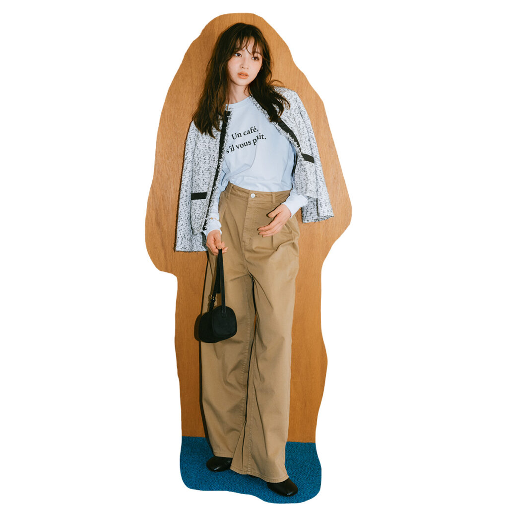 ロゴTとチノパンとツイードジャケットのコーデ