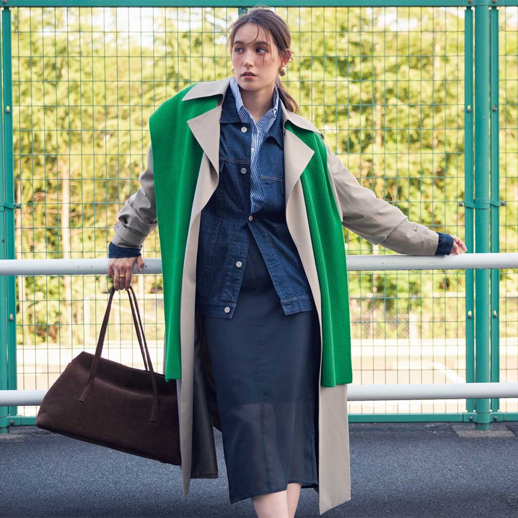 デニムジャケットとトレンチコートのコーデ