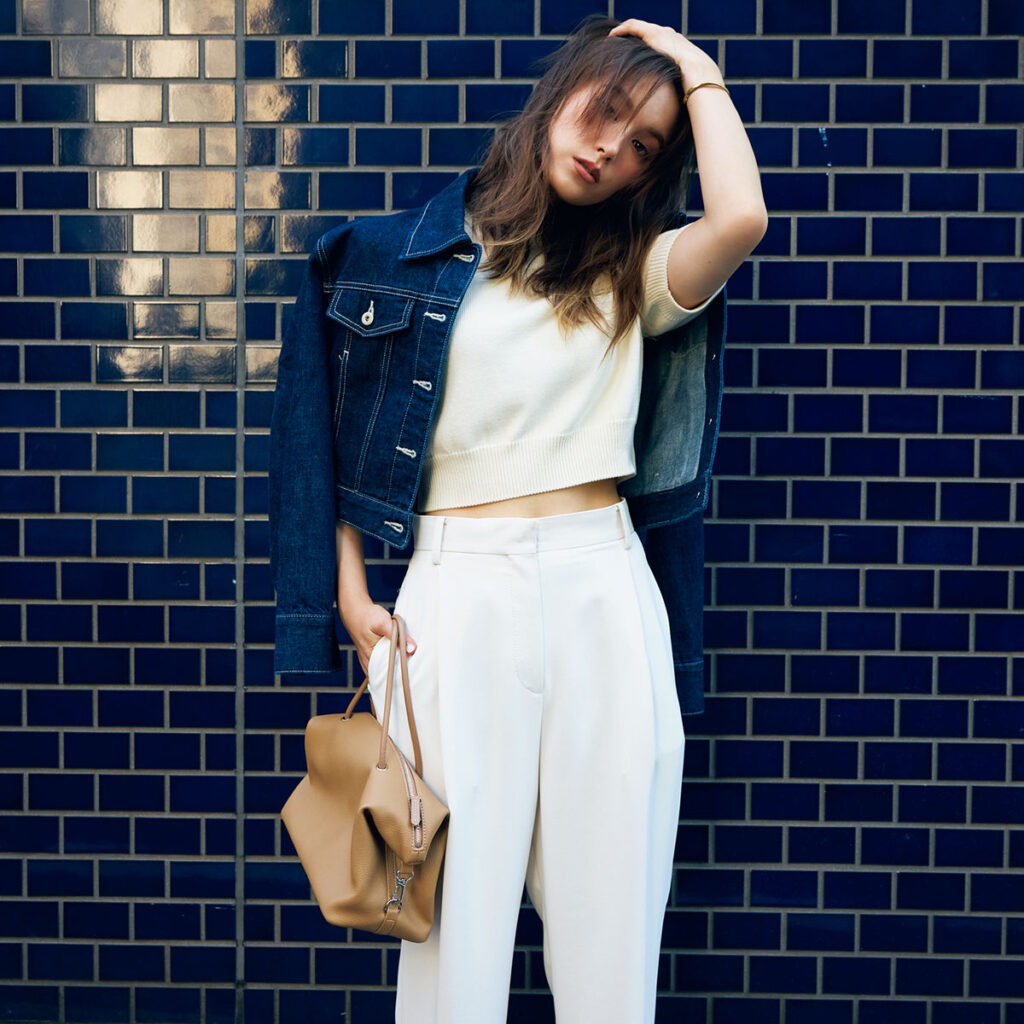 ホワイトコーデにデニムジャケットの肩掛けコーデ