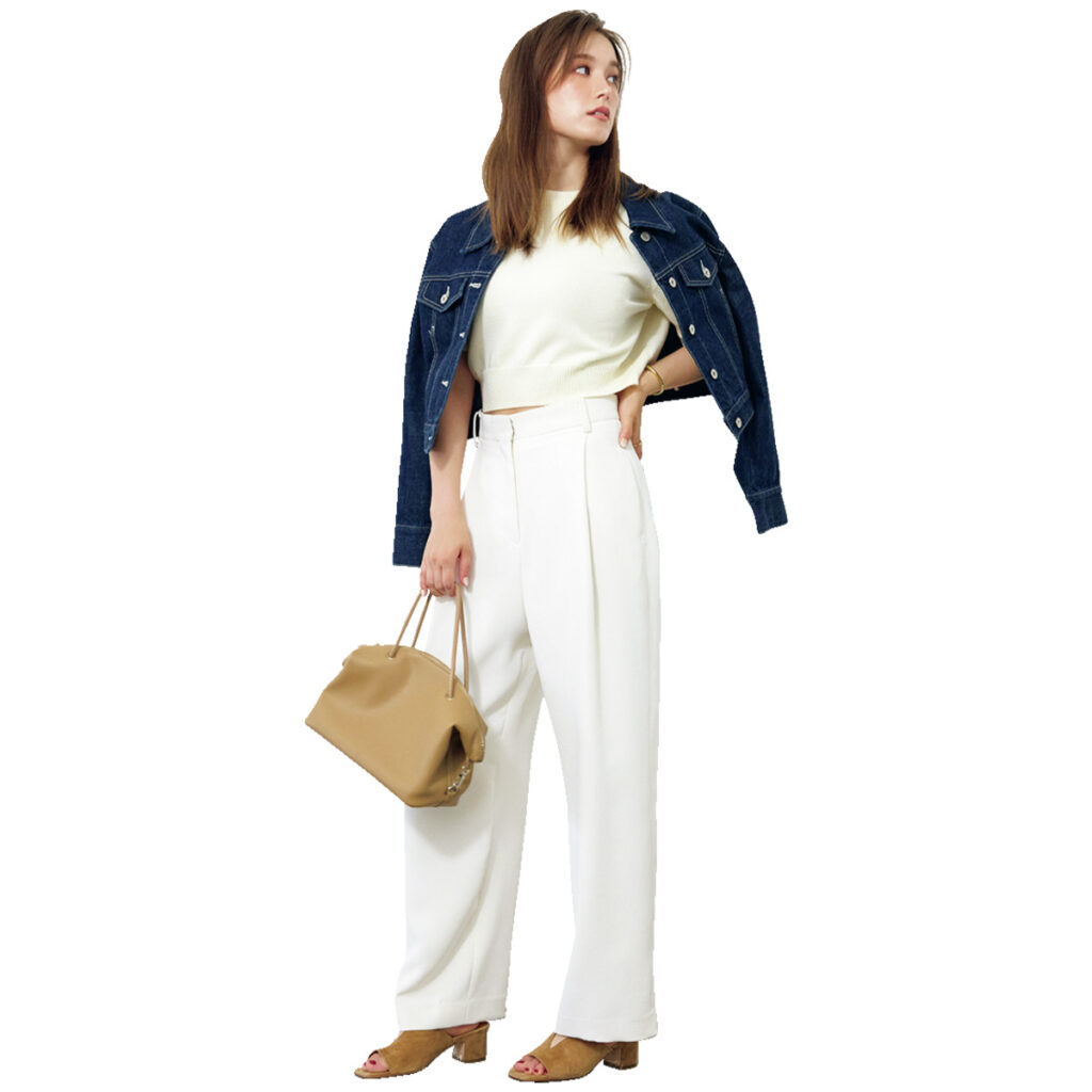 ホワイトコーデにデニムジャケットの肩掛けコーデ