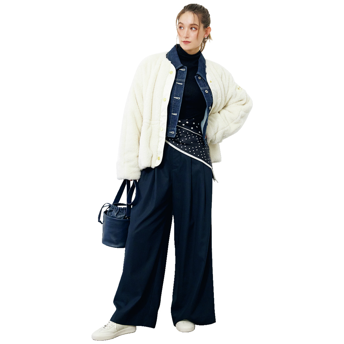 ファーアウターとデニムジャケットのレイヤードコーデ