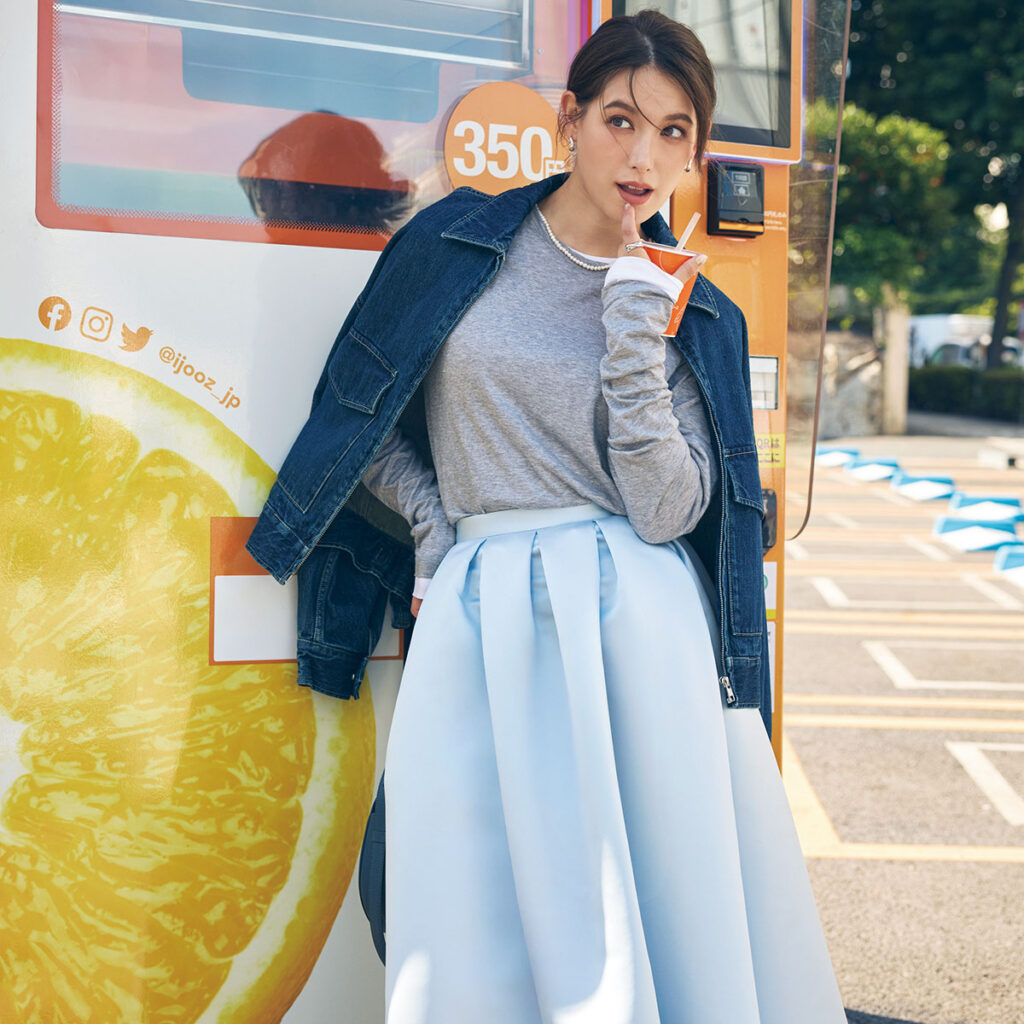 ブルーのスカートとデニムジャケットのコーデ