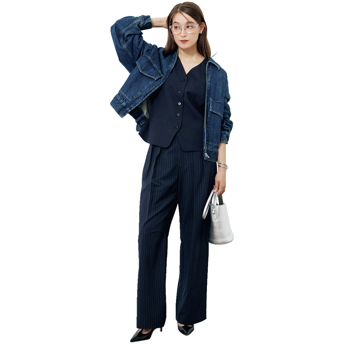 ジレとパンツに大きめデニムジャケットのコーデ