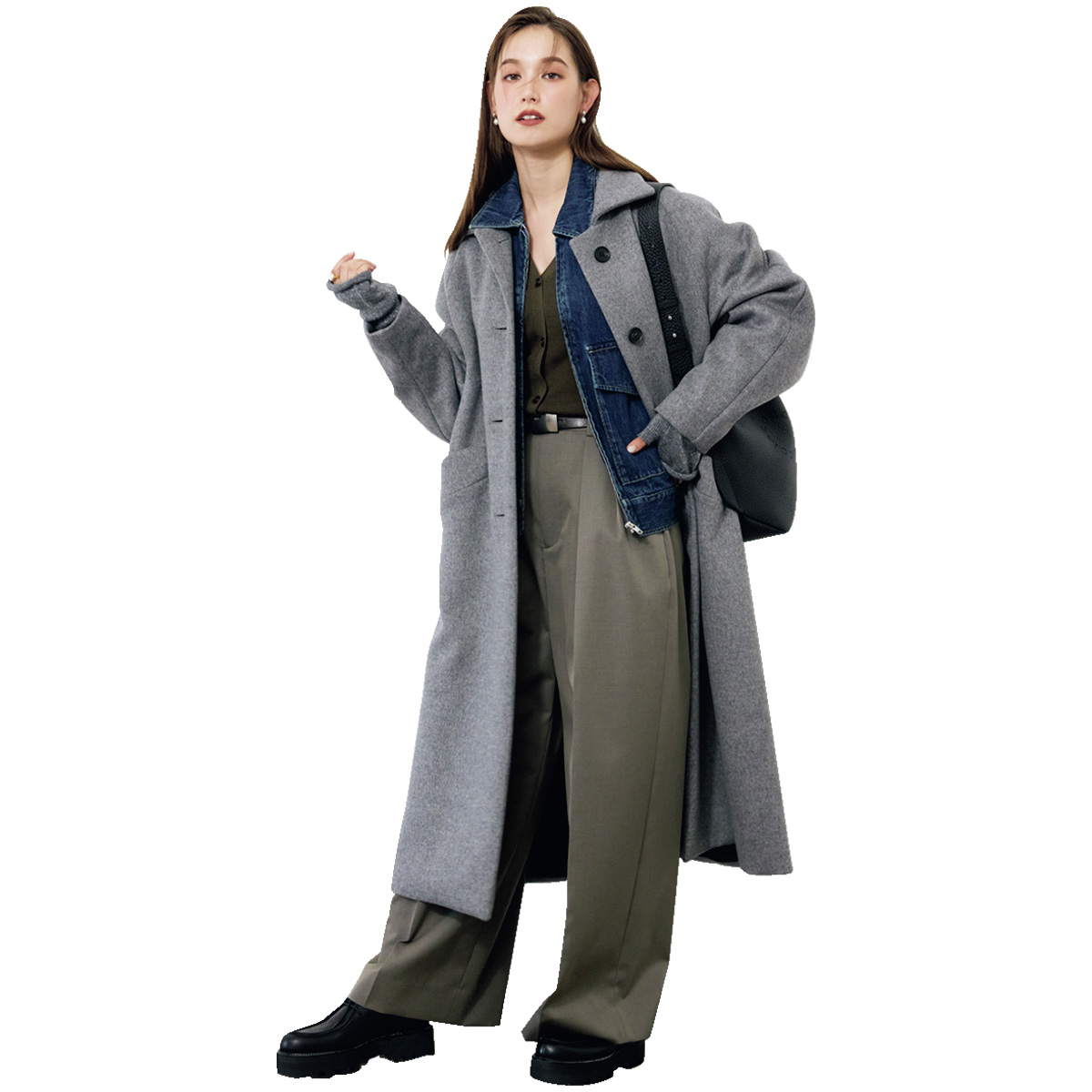 デニムジャケットとロングコートのレイヤードコーデ