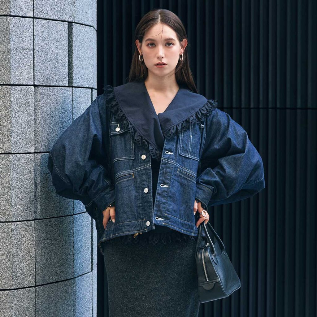 衿付きブラウスとデニムジャケットのコーデ