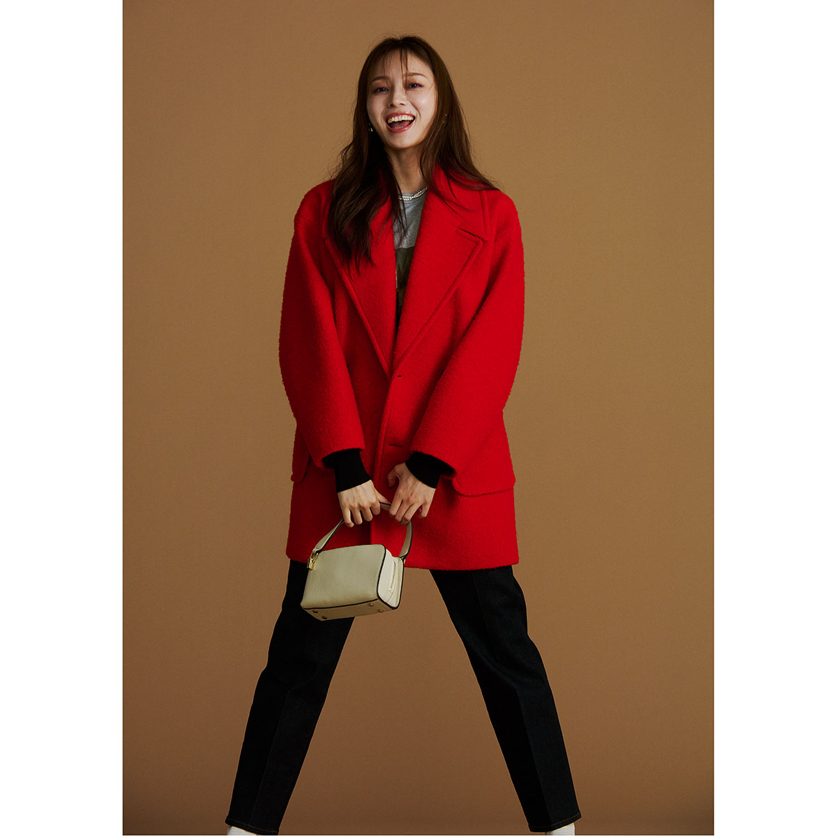 ミドル丈の赤コートのコーデ