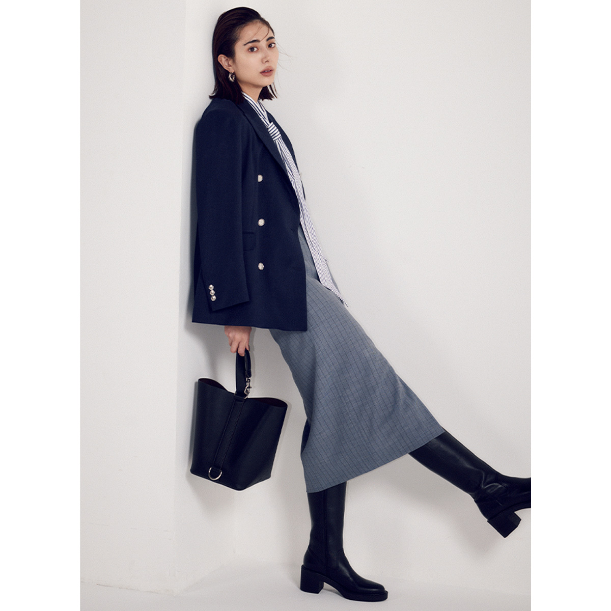 紺ブレとグレースカートのコーデ