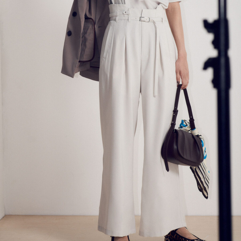 UNITEDTOKYOのブラウスセットアップのコーデ