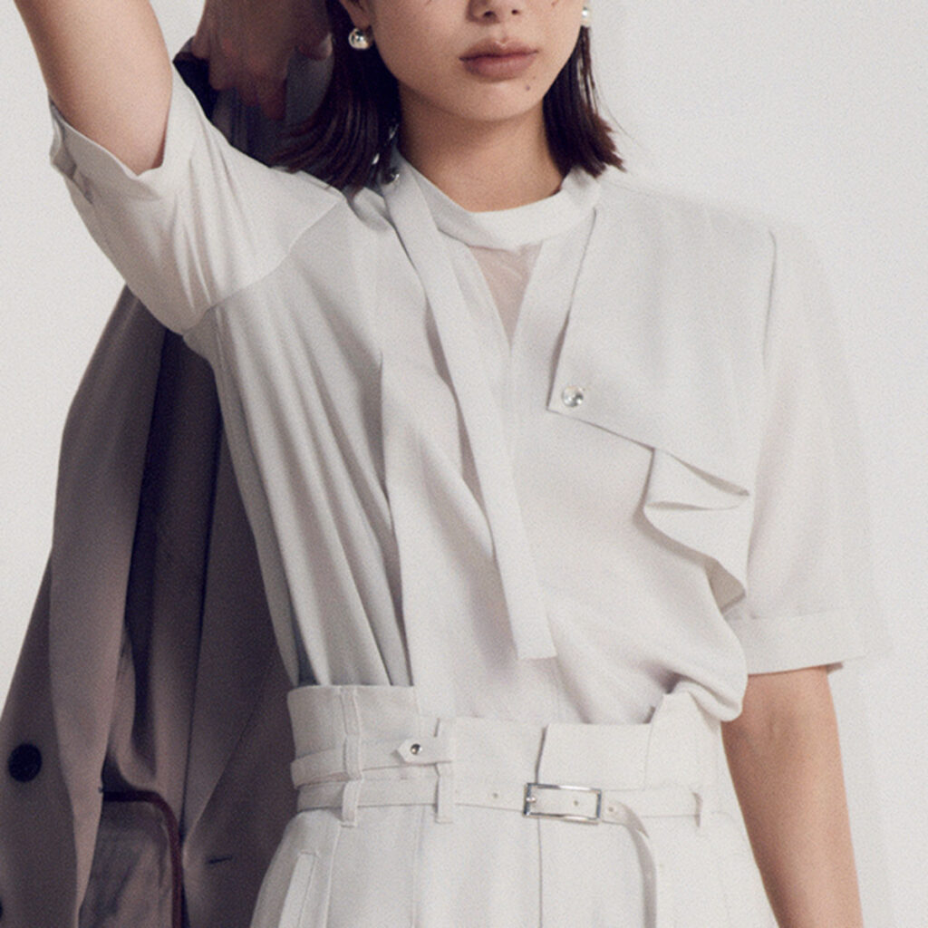 UNITEDTOKYOのブラウスセットアップのコーデ