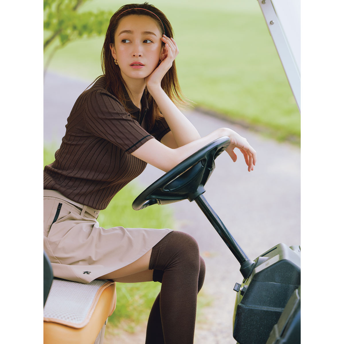 ブラウンカラーのゴルフコーデ