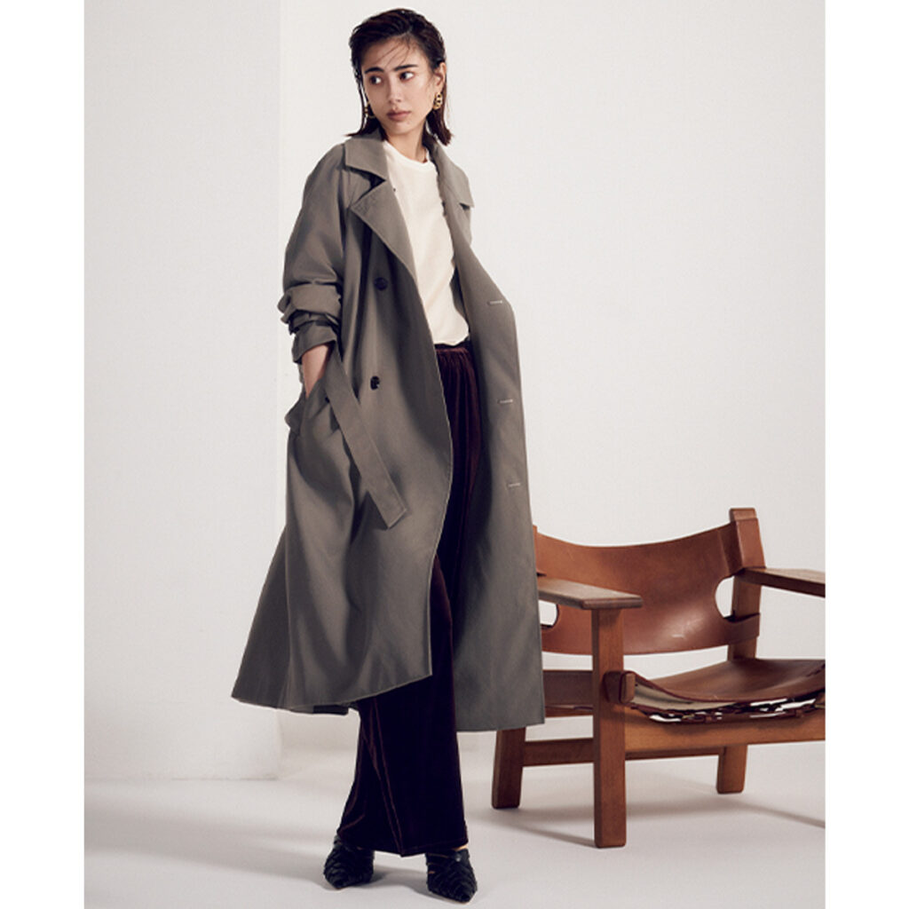 トレンチコートとパンツのコーデ