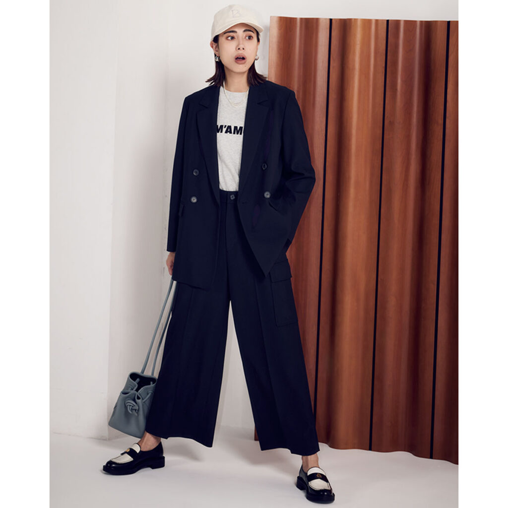 ジャケットとカーゴパンツにキャップのコーデ