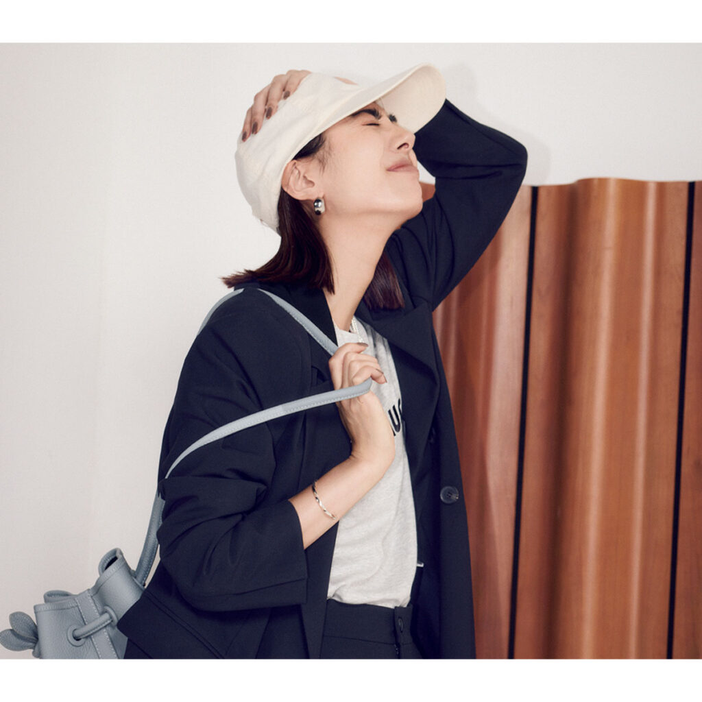 ジャケットとカーゴパンツにキャップのコーデ