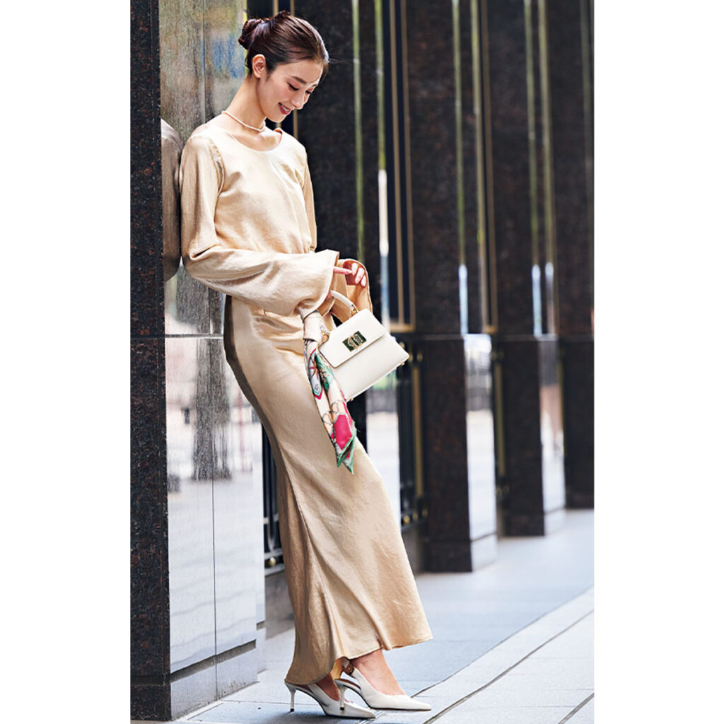 ベージュゴールドのワンピースのコーデ,お呼ばれコーデ,お呼ばれワンピ