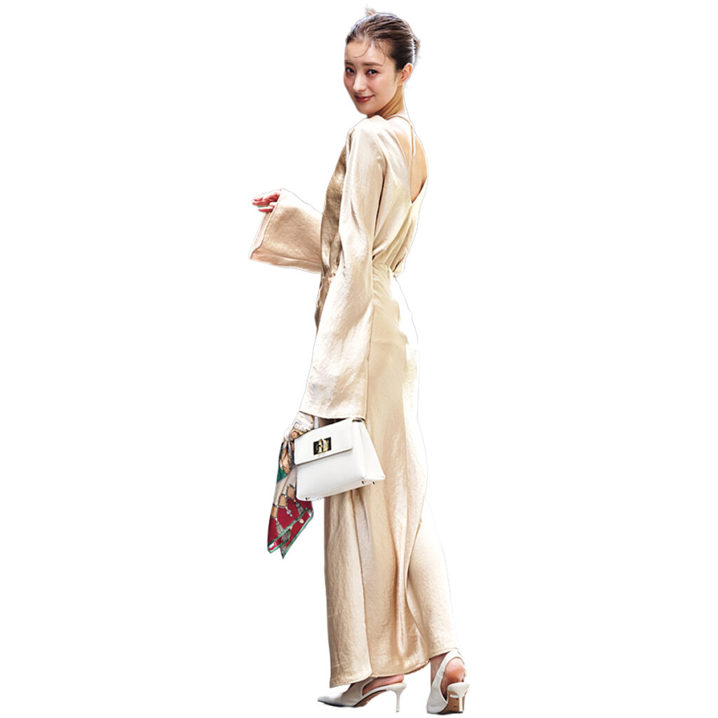 ベージュゴールドのワンピースのコーデ,お呼ばれコーデ,お呼ばれワンピ