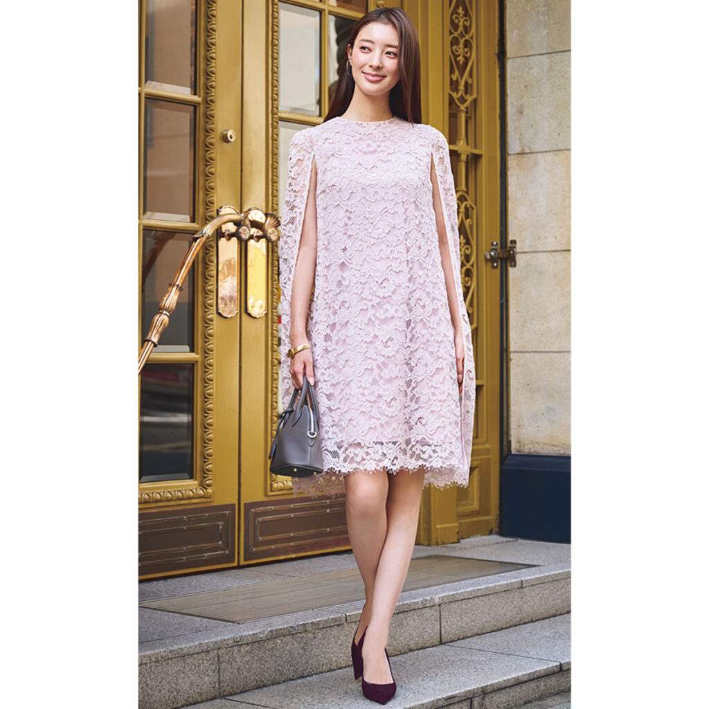 ピンクのミニワンピースのお呼ばれコーデ