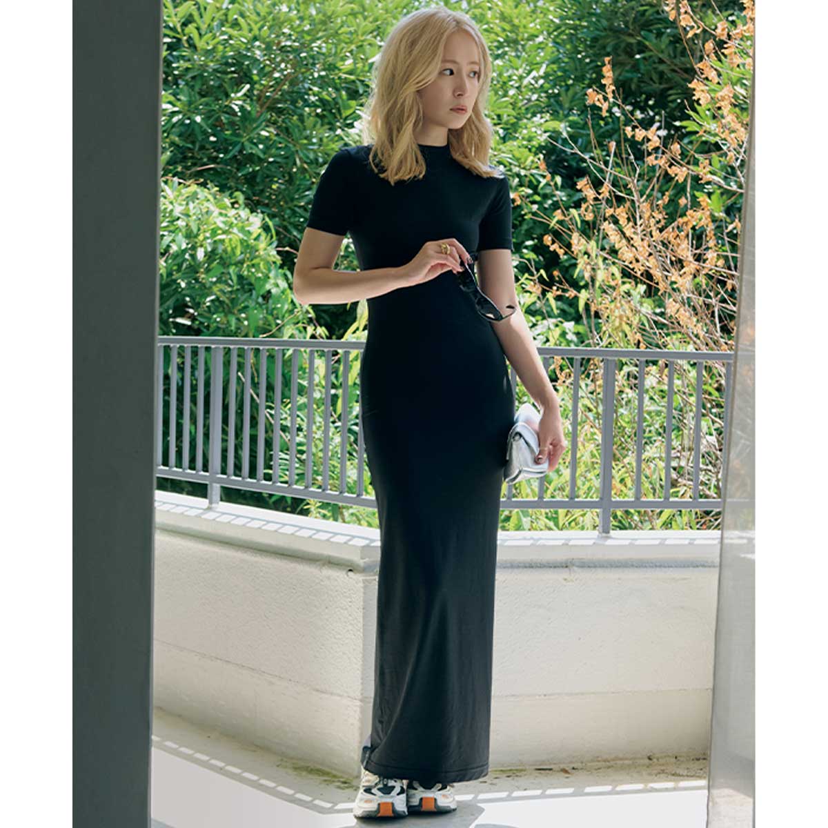 黒タイトワンピとハイテクスニーカーのコーデ