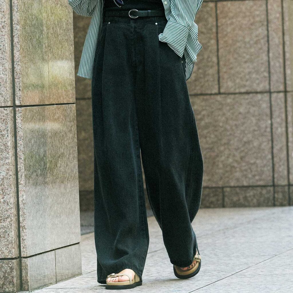 ベアトップとルーズデニムのコーデ