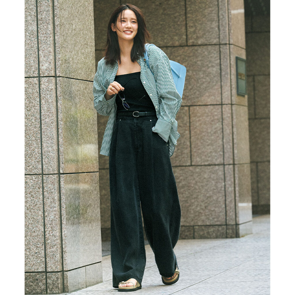 ベアトップとルーズデニムのコーデ