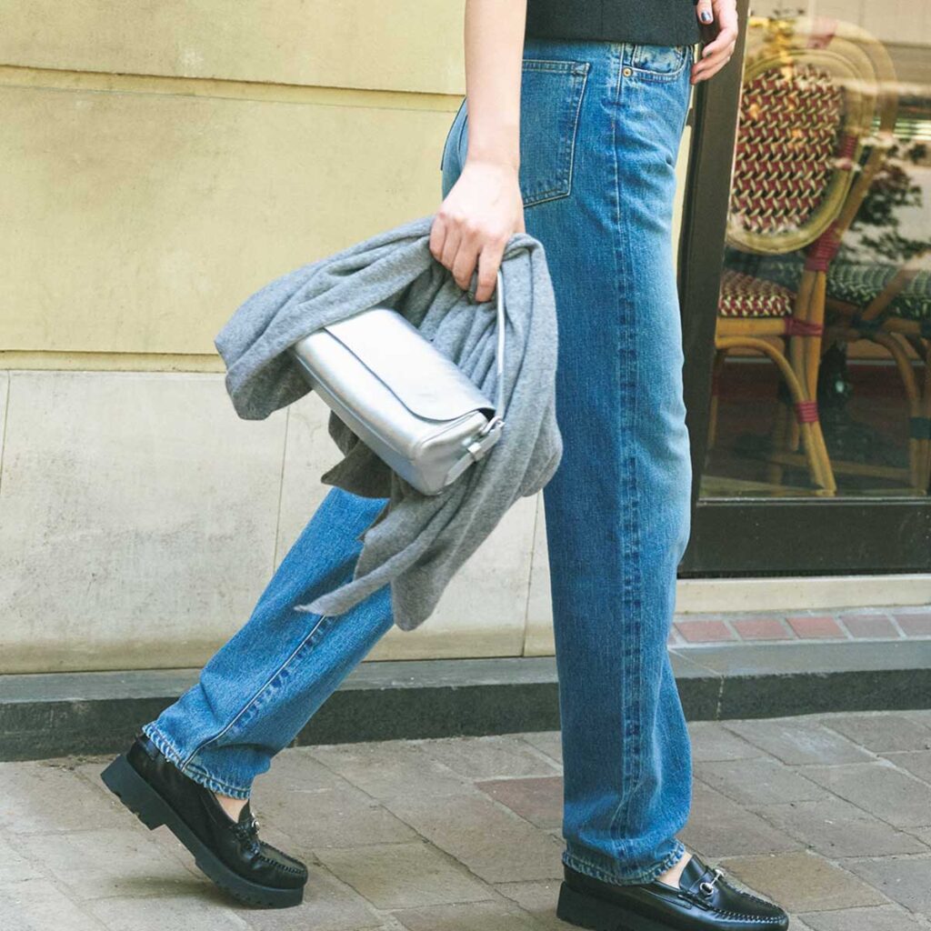 黒タンクとデニムにローファーのコーデ