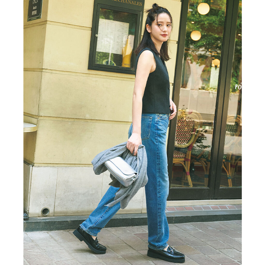 黒タンクとデニムにローファーのコーデ