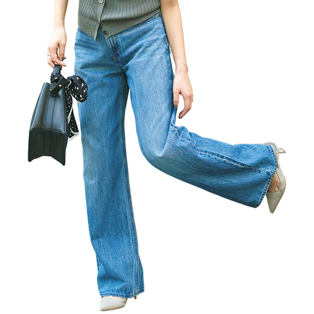 ニットタンクとデニムのコーデ