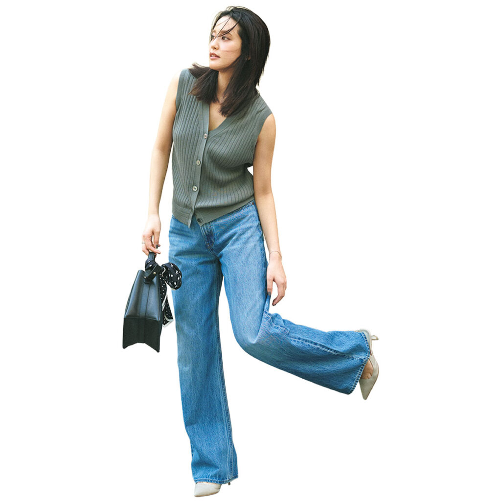 ニットタンクとデニムのコーデ