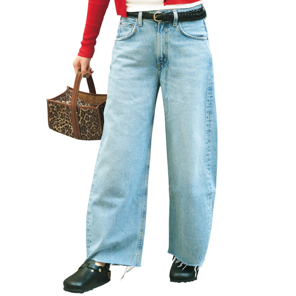 赤カーデとライトブルーデニムのコーデ