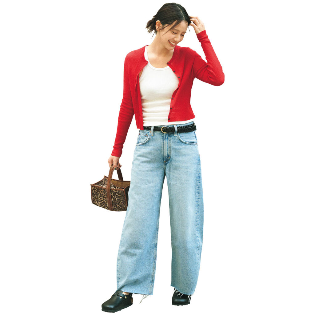 赤カーデとライトブルーデニムのコーデ