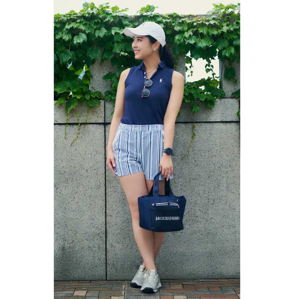 ポロのノースリとストライプ柄ショートパンツのゴルフコーデ