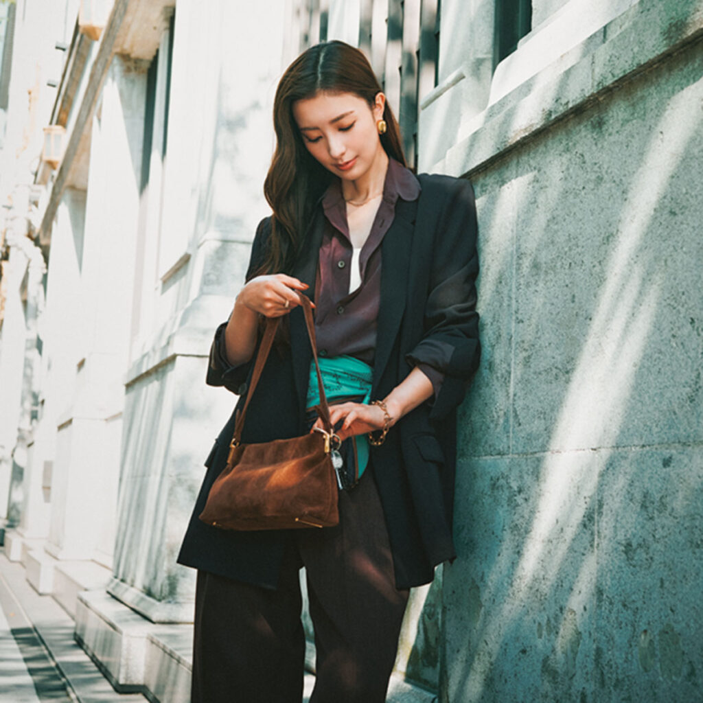 正統派ジャケットにブラウンシャツのコーデ