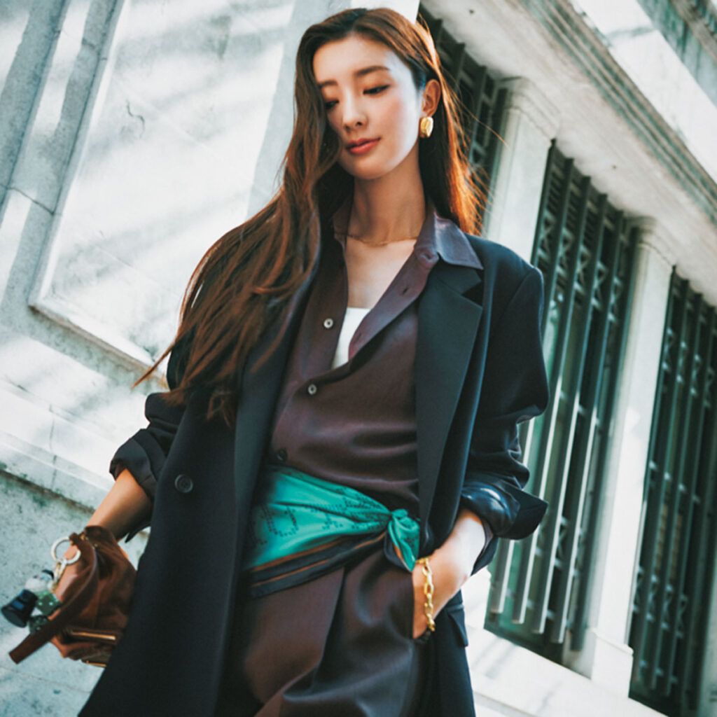 正統派ジャケットにブラウンシャツのコーデ