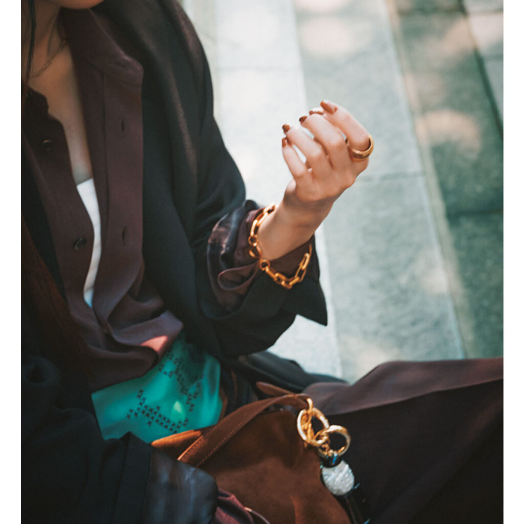 正統派ジャケットにブラウンシャツのコーデ