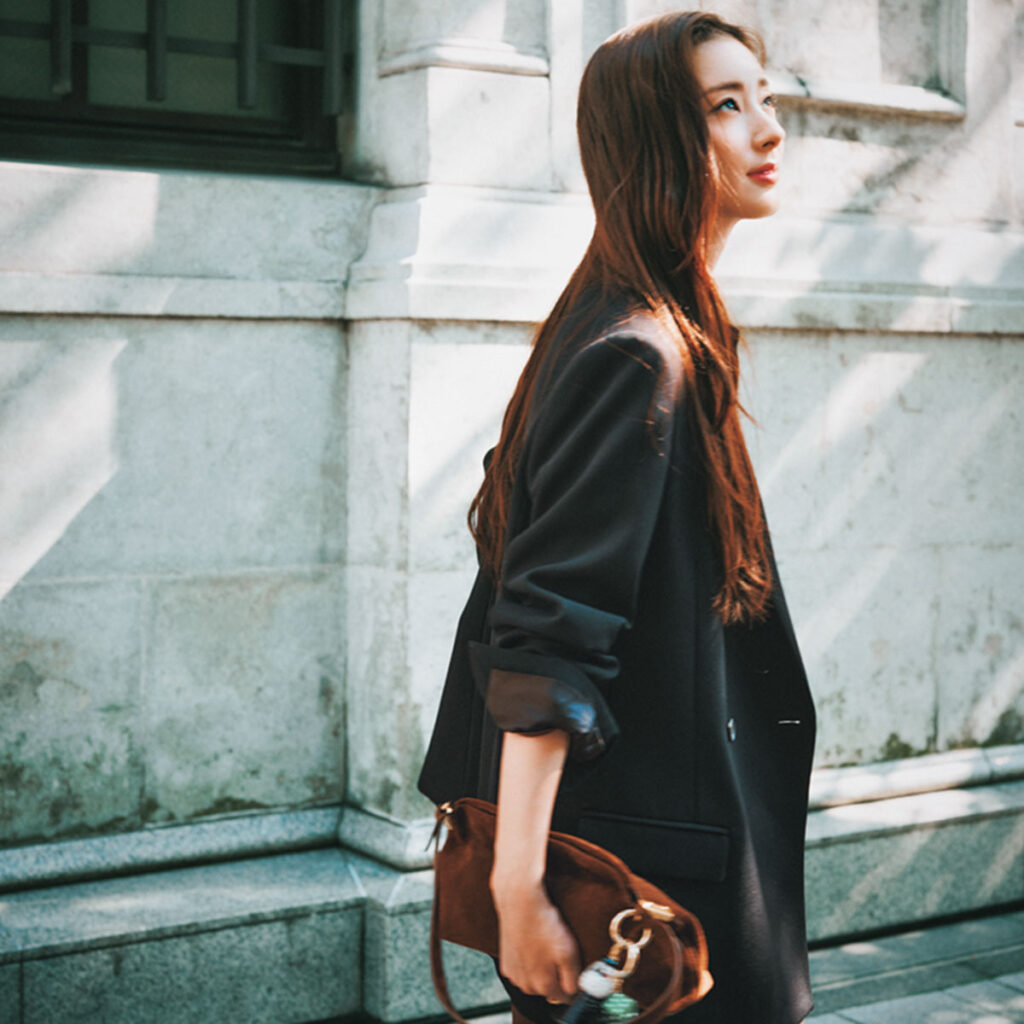 正統派ジャケットにブラウンシャツのコーデ