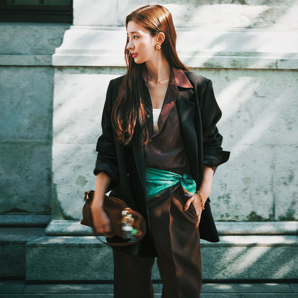 正統派ジャケットにブラウンシャツのコーデ