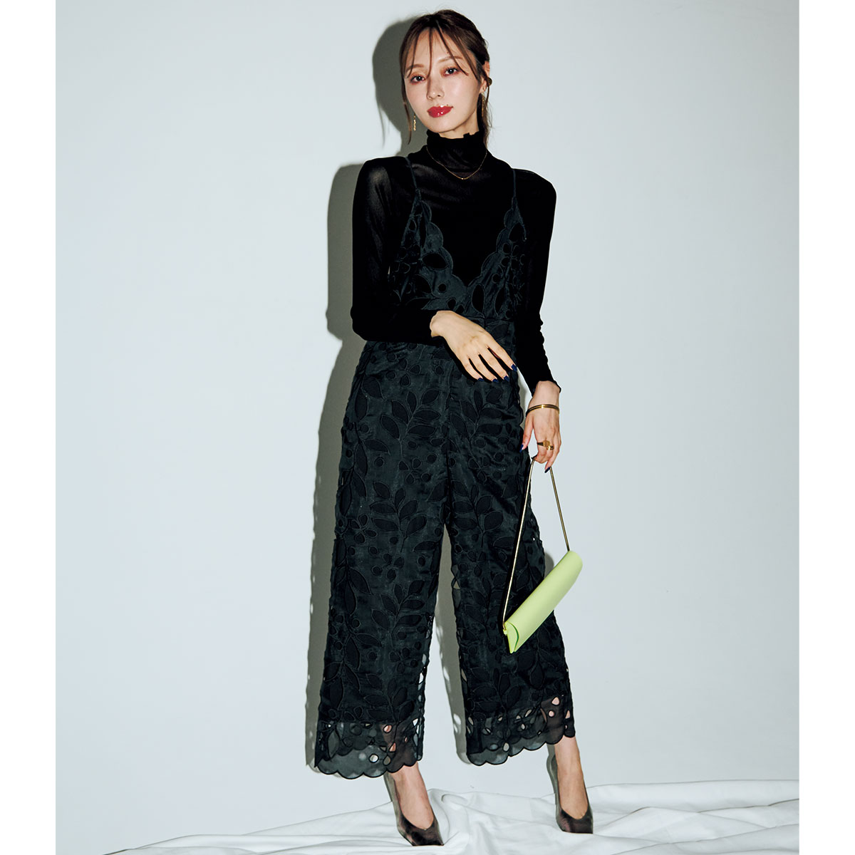 レース素材のオールインワンのお呼ばれコーデ