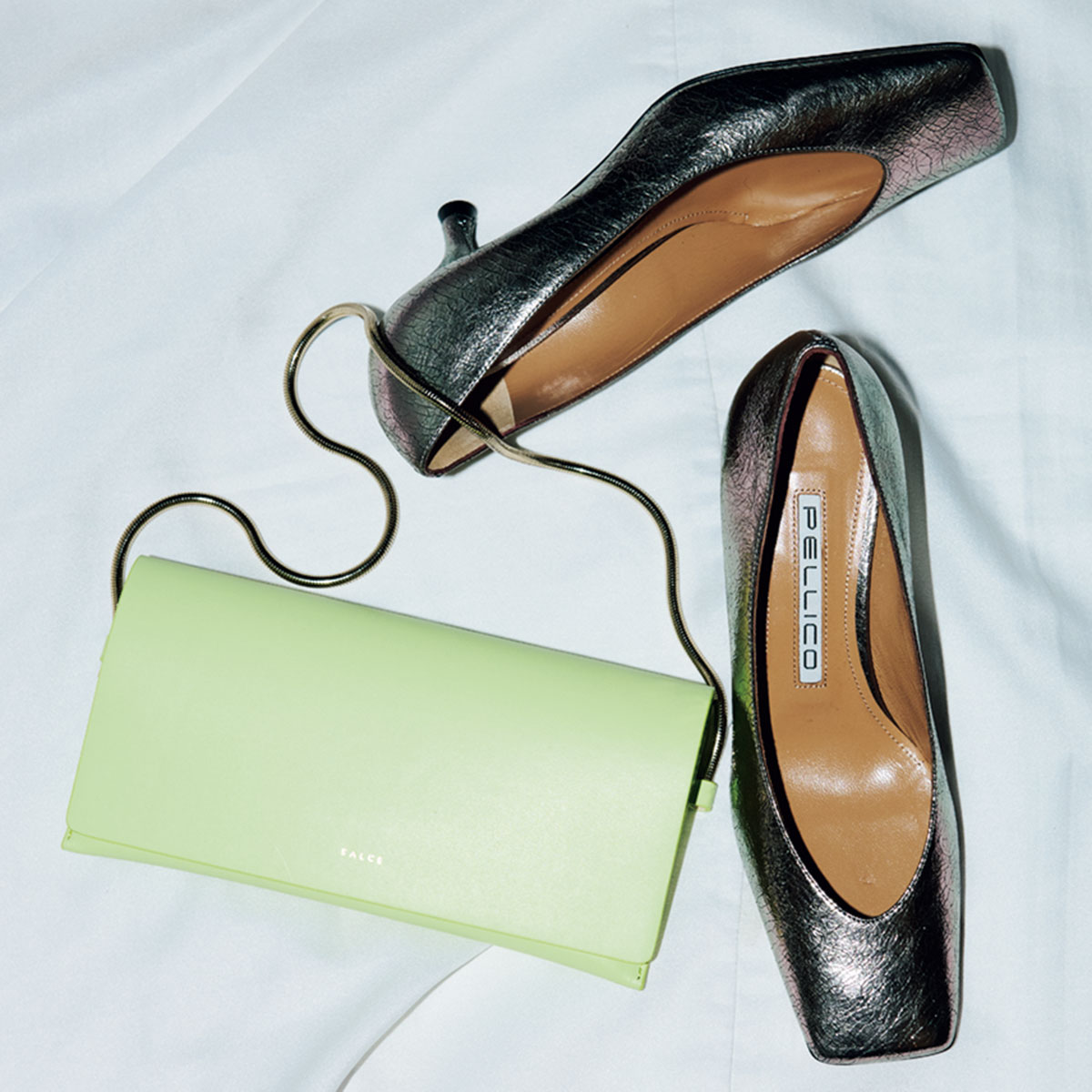 ネオンカラーバッグとメタリックカラーのパンプス