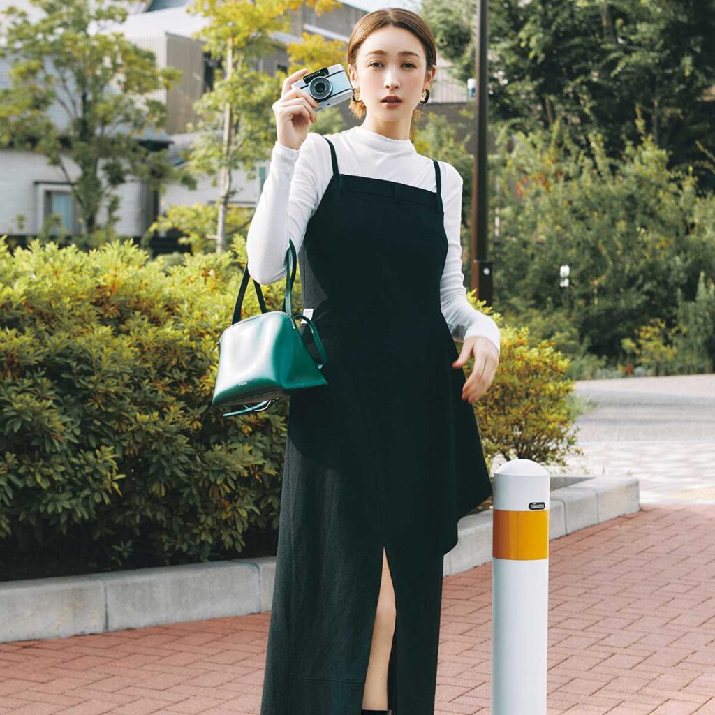 キャミワンピのモノトーンコーデ