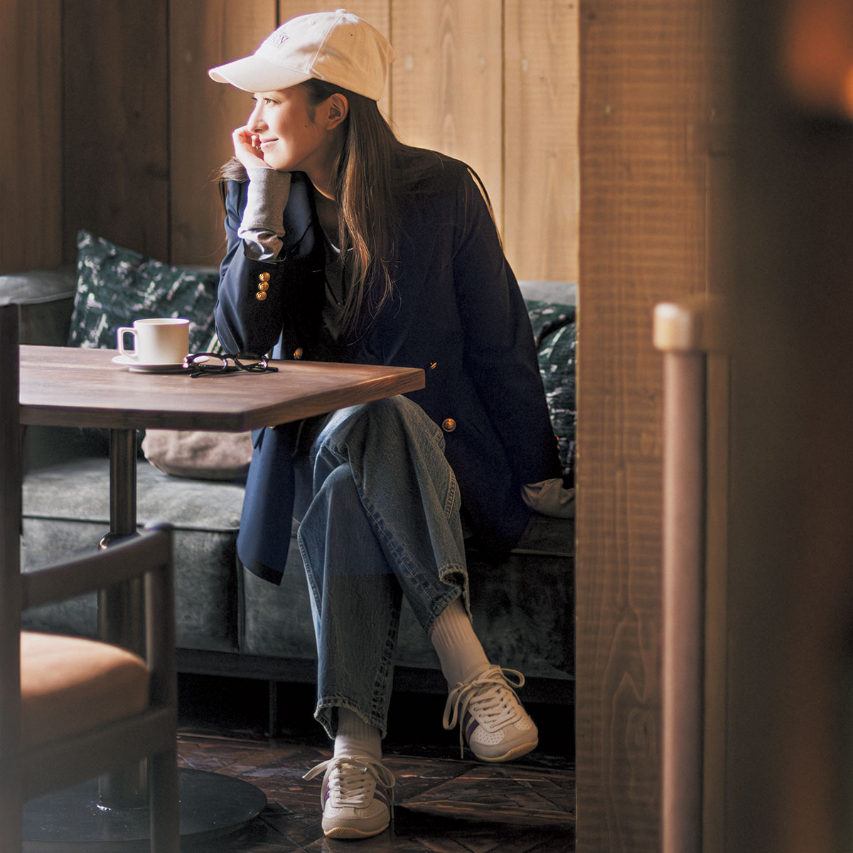 ジャケットとデニムにスニーカーのコーデ