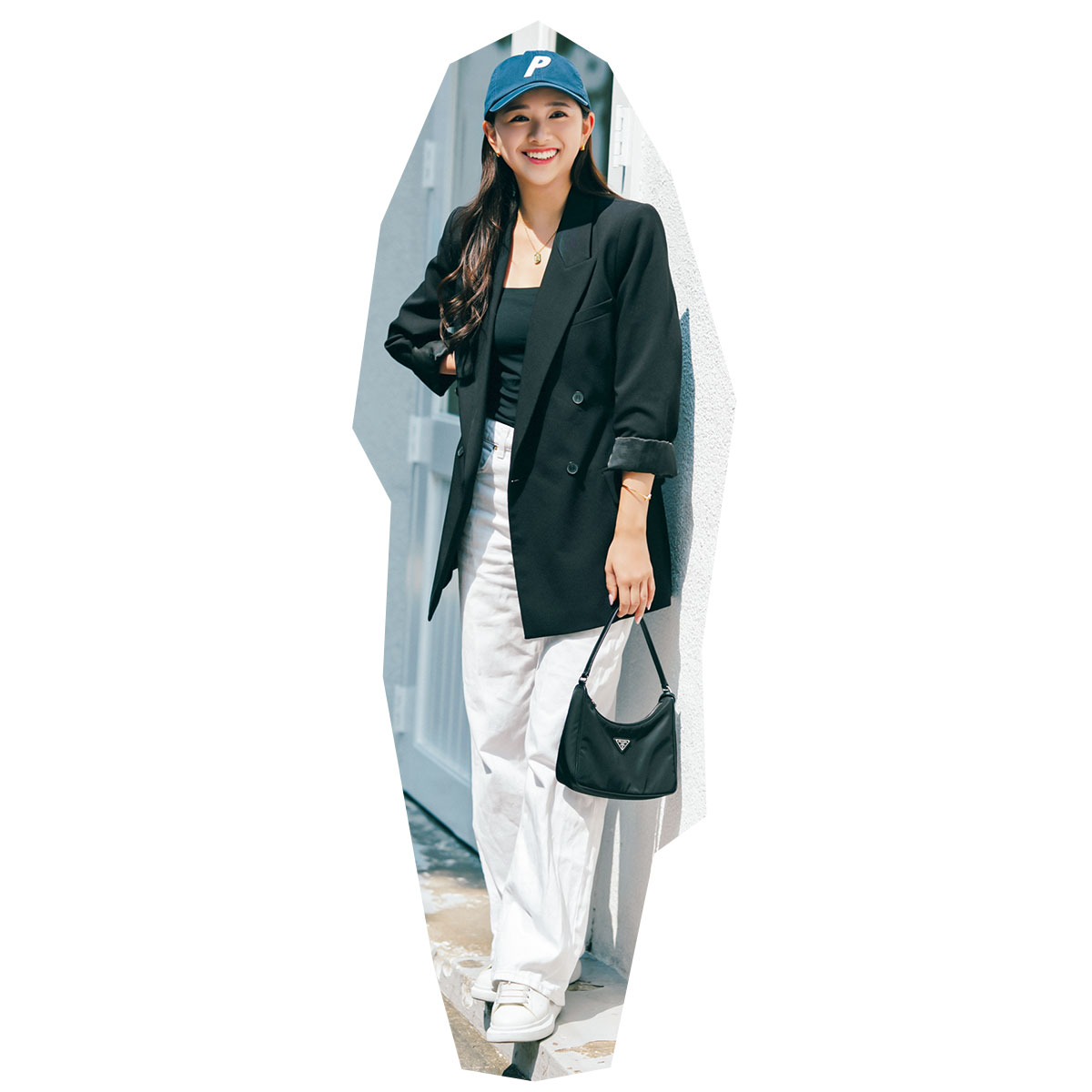 黒ジャケットに白デニムとキャップのキレイめスポーティコーデ