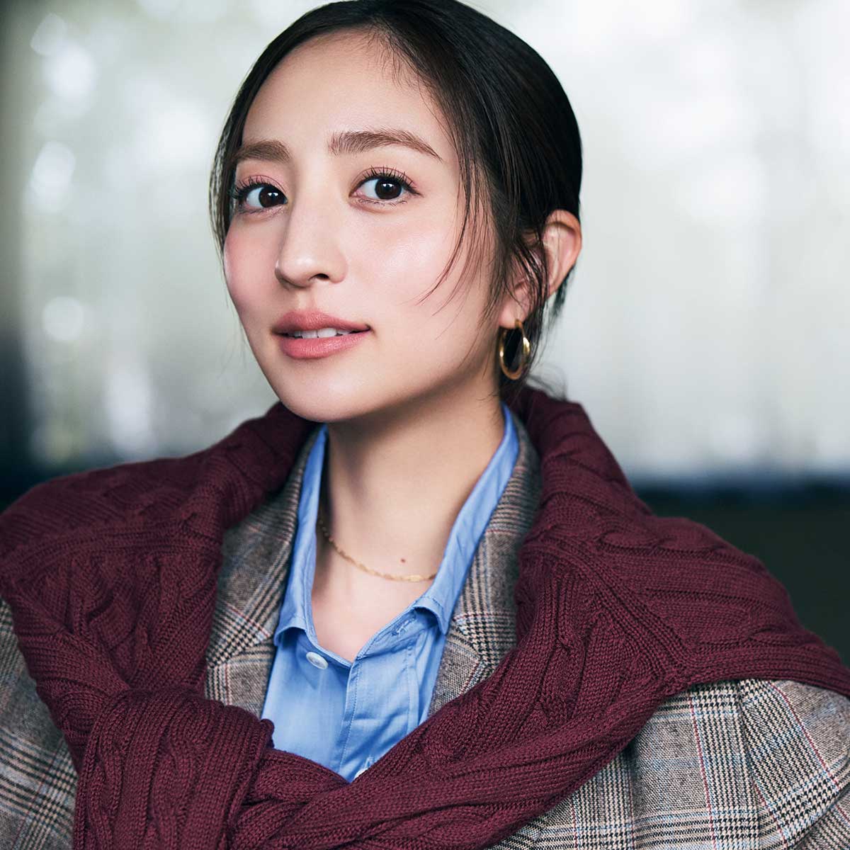 ブルーシャツとジャケットにニットの肩掛けコーデ